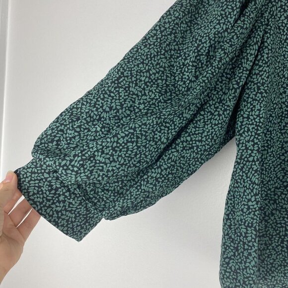 A New Day Women's Puff Sleeve Cropped Blouse Size S Green Black V Neck Leaf - Picture 2 of 9